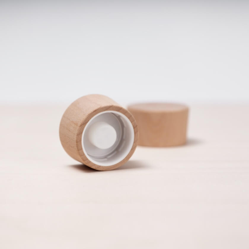 Produkft perfekt in Szene gesetzt – Hand mit Deckel