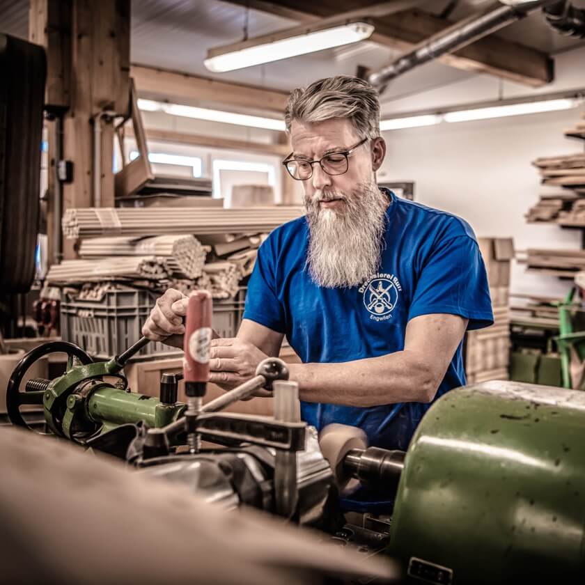 Produkt perfekt in Szene gesetzt – Flasche auf Holzscheibe