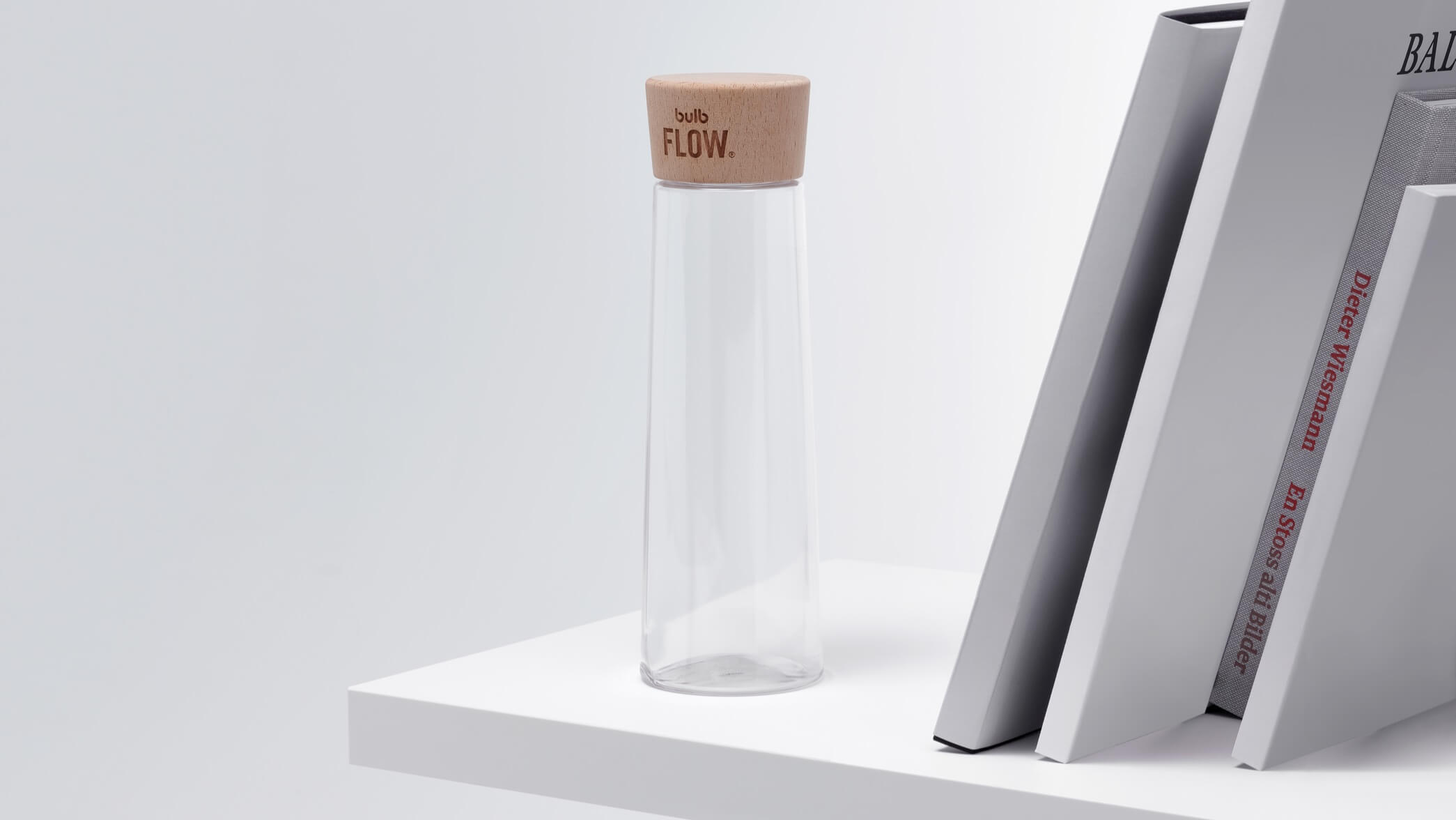 Bulb FLOW Flasche für nachhaltige und stilvolle Trinkpausen, ebenso in Szene gesetzt