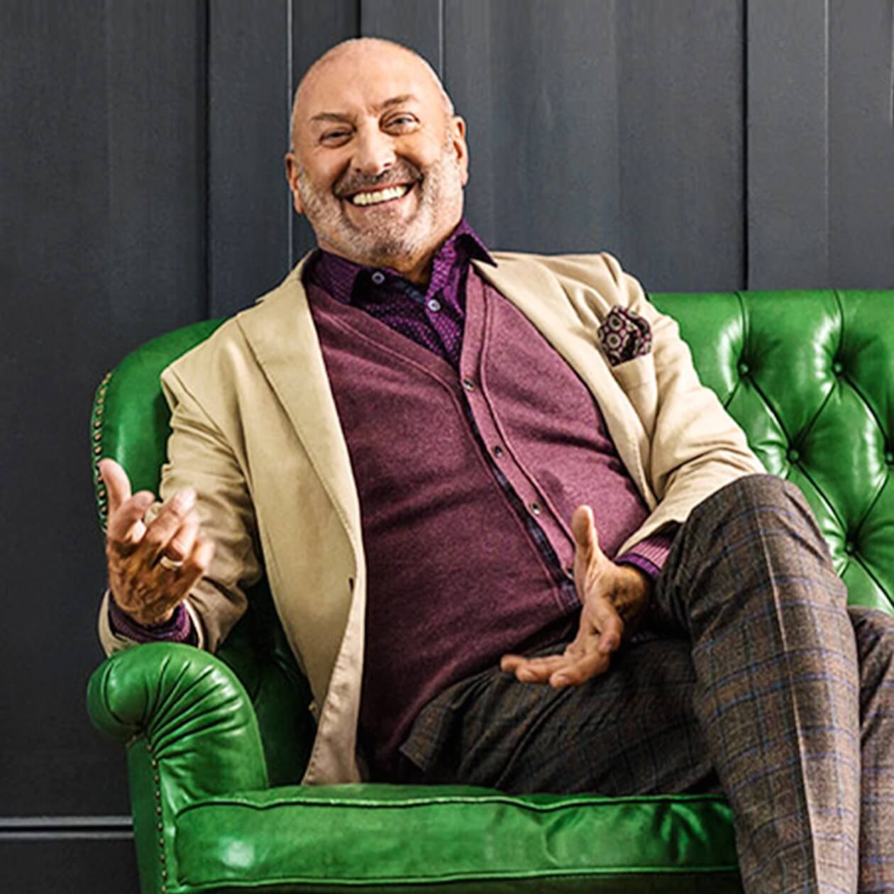 Zufriedener Credit Suisse Kunde auf grünem Sofa verkörpert internationale Kompetenz.